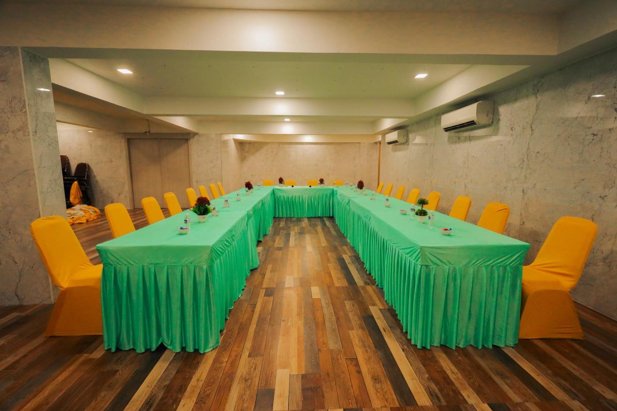 Hotel Everland Rajkot Exterior foto